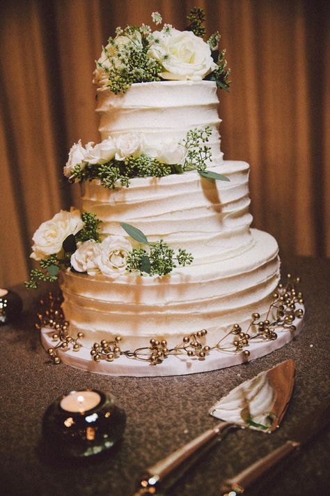 Real Wedding: Heather and Brian City Chic Wedding, Cakes Inspiration, Montreal Wedding, Floral Wedding Cake, Floral Wedding Cakes, Loft Wedding, Gorgeous Wedding Cake, Cool Wedding Cakes, White Wedding Cake