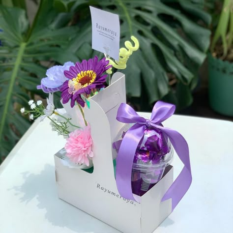 porphyrophile💜 Bloom Box Flowers, Crochet Packaging, Blooming Box, Florist Cafe, Cny Hampers, Hampers Ideas, Ribbon Rose Bouquets, Eid Hampers, Bloom Box