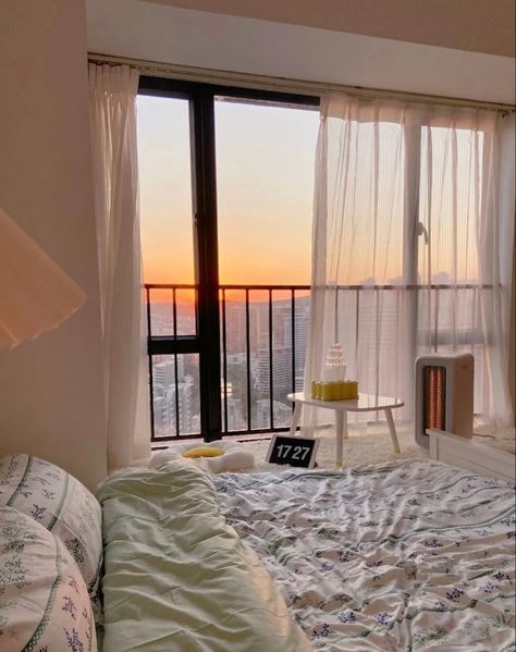 K Drama Apartments, Korean Couple Bedroom, Seoul Room Aesthetic, Aesthetic Room Couple, South Korea Apartment Seoul, Korean Family Apartment, Korean Apartment Interior Bedroom, Seoul Korea Apartments, Korea Bedroom Aesthetic