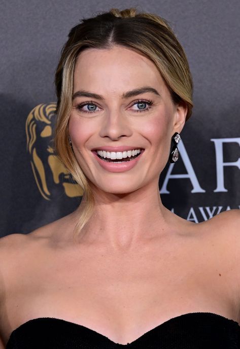 Margot Robbie attending the BAFTAs Margot Robbie Teeth, Margot Robbie Smile, Margaret Robbie, Smile Pics, Wide Smile, Margot Robbie Harley Quinn, Margot Robbie Harley, Smile Pictures, Smile Teeth