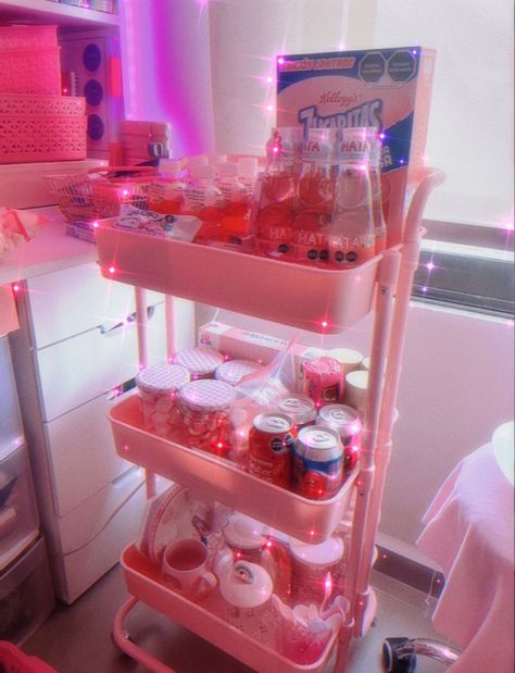 Pink Snacks cart 💓 Pink Snack Bar Ideas, Beauty Room Snack Bar, Snack Bar Nail Room, Snack Cart For Room Aesthetic, Pink Hangout Room, Snack Stash In Bedroom Aesthetic, Snack Cart Aesthetic, Party Snack Cart, Pink Sleepover Aesthetic