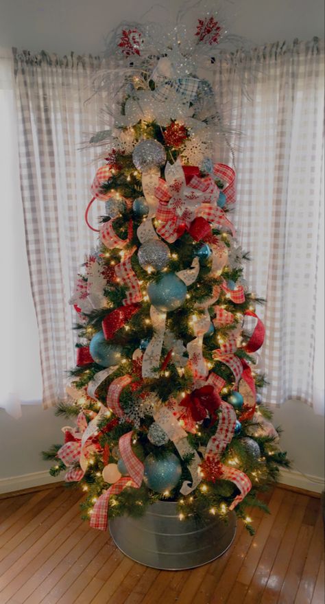 Red White Teal Christmas Tree, Red White And Teal Christmas Decor, Turquoise And Red Christmas Decor, Red And White Tree, Teal Christmas Tree, Teal Christmas, Pretty Christmas Trees, Pencil Trees, Red Christmas Decor