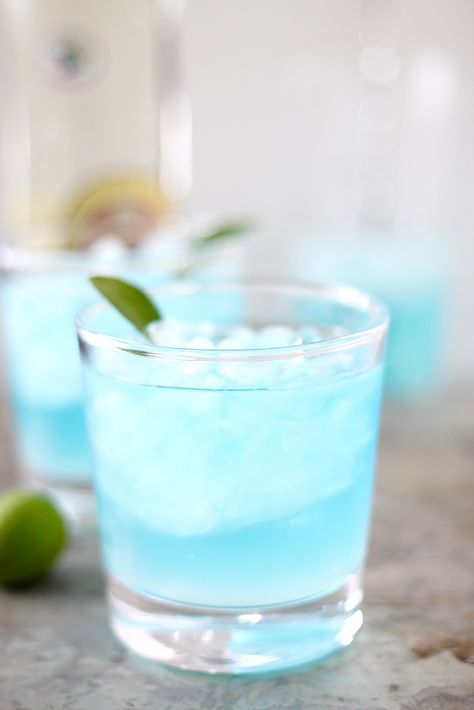 Christmas Gin Cocktails, Blue Alcoholic Drinks, Gnocchi Recipes Healthy, Gin And Lemonade, Christmas Gin, Lime Lemonade, Ginger Cocktails, Gin Cocktail Recipes, Cranberry Cocktail