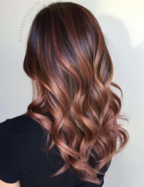 Chocolate Hair with Rose Gold Highlights Fall Wavy Hair Color, Fall Bayalage, Fall Bayalage Brunette, Brown Hair Trends, Gold Balayage, Rose Gold Balayage, Rambut Brunette, Brunette Ombre, Gold Hair Colors