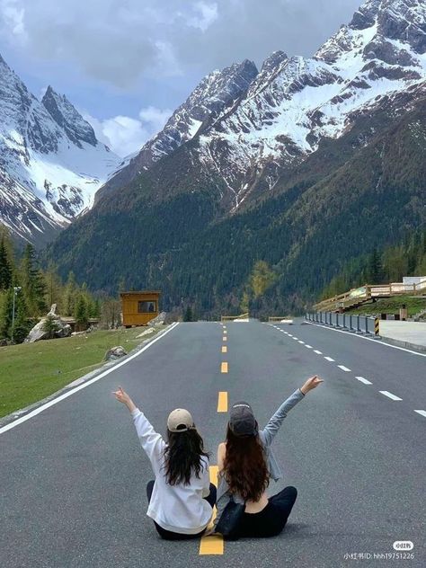 Friends Outfit, Travel Pose, Friendship Photoshoot, Mountain Pose, Korean Best Friends, Friend Pictures Poses, Travel Pictures Poses, Digital Marketing Strategies, Ppc Advertising