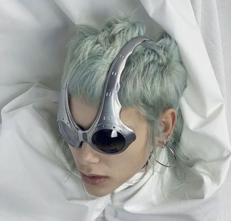 Futuristic Glasses, Cyberpunk Fashion, Eye Cover, Style Sport, Futuristic Fashion, Retro Futuristic, Sports Sunglasses, Y2k Style, Y2k Fashion