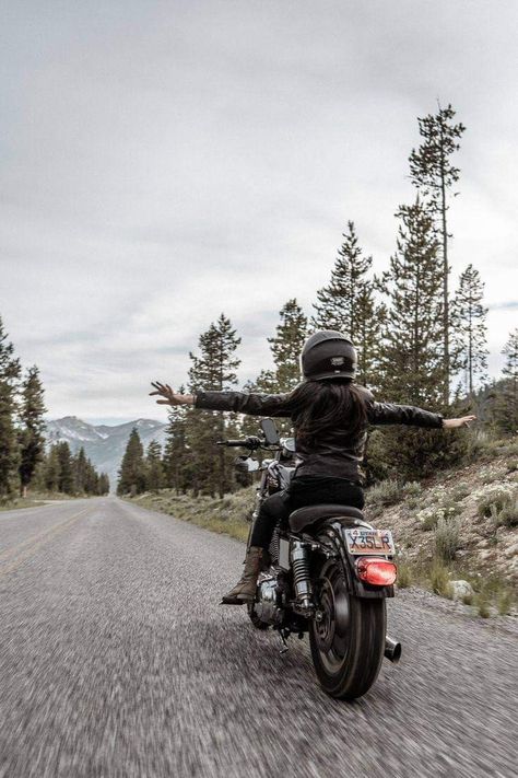 Women Riding Harley Davidson Motorcycles, Classic Bikes Motorcycles, Motorcycle Woman Aesthetic, Women’s Motorcycle, Moto Girl Aesthetic, Riding Motorcycle Aesthetic, Woman Motorbike, Bike Rider Girl, Woman Riding Motorcycle