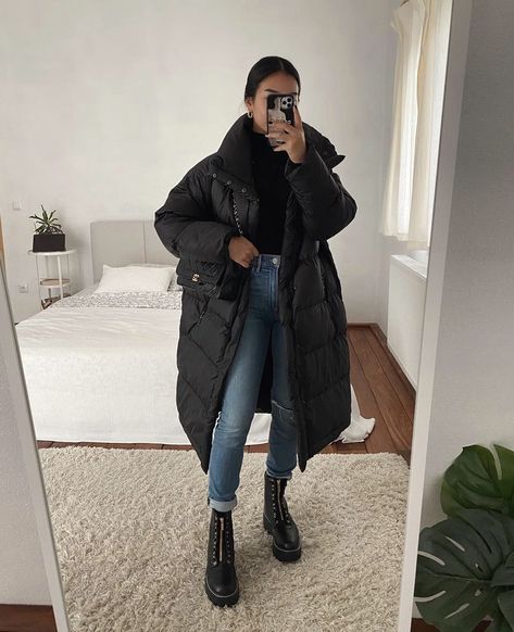 Long Black Puffer Coat Outfit, Black Puffer Coat Outfit, Long Puffer Jacket Outfit, Long Black Puffer Coat, Puffer Coat Outfit, Cute Winter Outfit, Winter Outfits Ideas, Casual Sporty Outfits, Winter Outfits Snow