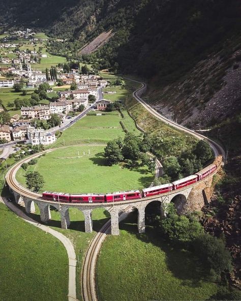 Glacier Express, Switzerland Travel Guide, Bernina Express, Switzerland Vacation, Magic Places, Village Photos, Train Tour, Voyage Europe, Train Pictures