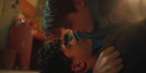 heartstopper netflix series kiss still, charlie spring (joe locke) and nick nelson (kit connor) Charlie Day, Book Tv, I Meet You, Film Serie, Movies Showing, Serie Tv, Tv Series, Movie Tv, Tv Shows