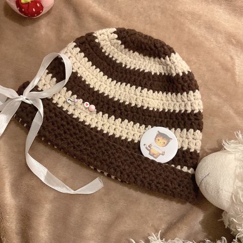 crochet striped beanie aesthetic button badge pin ribbon khaki white beige Brown Beanie Crochet, Crochet Beanie Aesthetic, Beanies Aesthetic, Beanie Aesthetic, Brown Beanie, Striped Beanie, Knit Ideas, Striped Beanies, Crochet Plant