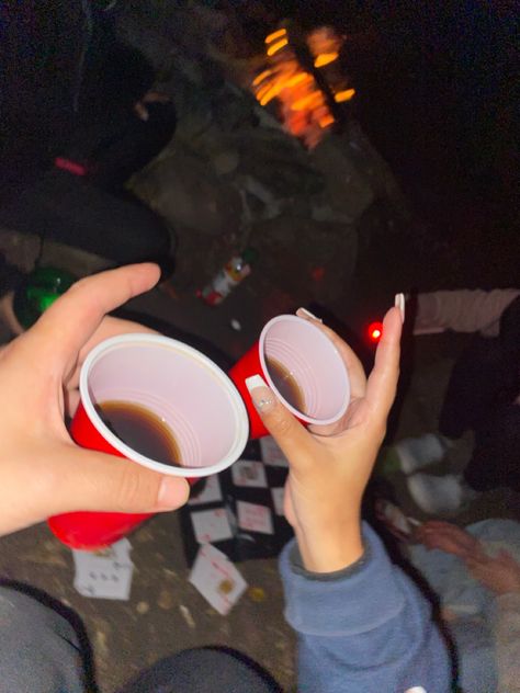 Camping amigos, fogata Cute Camping Photos With Friends, Camping Photo, Ideas Decoracion, Fotos Aesthetic, Best Friend Photoshoot, Fake Pictures, Selfie Ideas, Friend Photoshoot, Girls Fashion Clothes