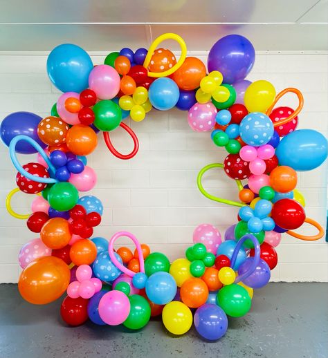 Rainbow Balloon Arch, Party Balloons Diy, Balloon Tower, Birthday Room Decorations, Diy Balloon Decorations, Rainbow Balloons, Birthday Balloon Decorations, Balloon Centerpieces, Balloon Diy