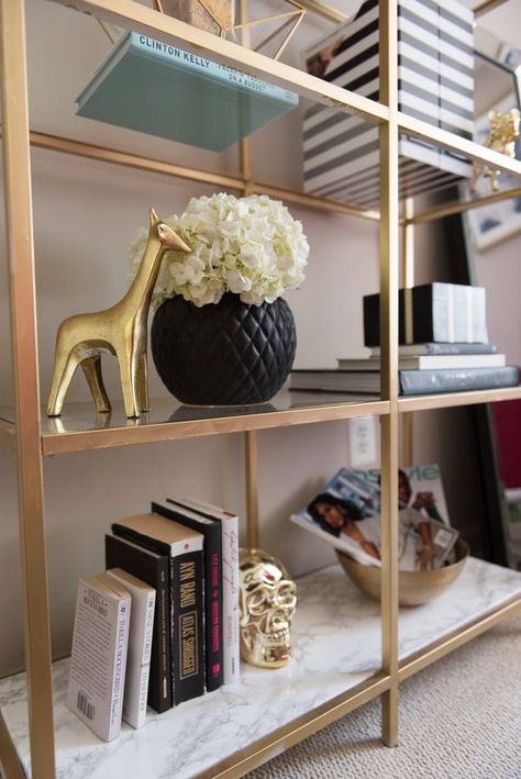 How to style a bookcase - shelves office space decor furniture Living Room Decor For Shelves, Gold Bookcase Living Room, Brass Bookcase, Bookshelf Styling Ideas, Diys For Your Room, Bookshelf Ikea, Gold Bookcase, Bookshelf Hack, Bookcase Decorating Ideas