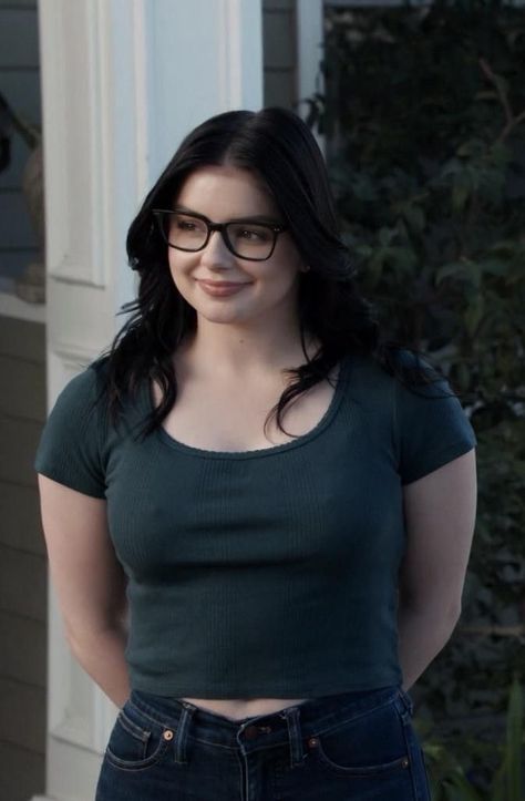 Alex Dunphy, Ariel Winter Style, Arial Winter, Kylie Jenner Photoshoot, Family Series, Ariel Winter, Tv Show Outfits, Self Portrait Poses, E Mc2