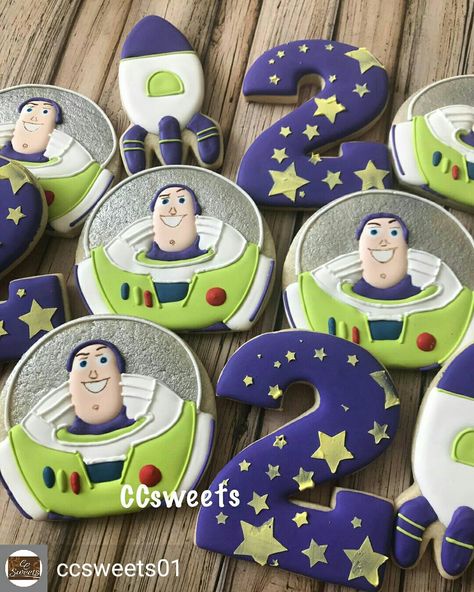 Buzz Lightyear Birthday Party, Buzz Lightyear Party, Toy Story Cookies, Buzz Lightyear Birthday, Toy Story Party Decorations, 2nd Birthday Party For Boys, Disney Cookies, Disney Treats, Toy Story Cakes