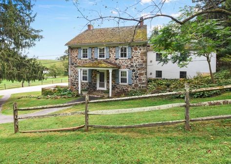 5 really old stone homes for sale in Pennsylvania’s countryside - Curbed Philly Old Stone Houses Interior, Stone House Decor, Grey Stone House, Stone House Revival, Houses Country, Stone Homes, Cheap Houses For Sale, Stone Exterior Houses, Houses Interior