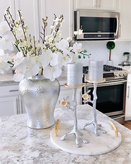 Faux Flowers For Kitchen Island, Dining Room Decor Centerpiece, Decorating Kitchen Counter For Christmas, Kitchen Flowers Decor, Dining Table Tray Decor, Ginger Jars Decor Living Rooms, Living Room Flower Decor, Dining Table Flowers, Flowers For Vases