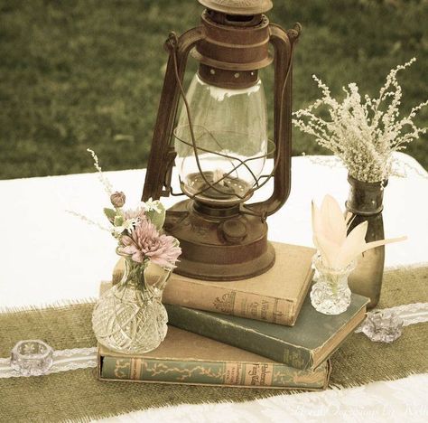 Vintage Lanterns Rustic, Fairy Garden Wedding Ideas Indoor, Oil Lanterns Wedding Centerpieces, Antique Lantern Centerpieces, Vintage Lantern Wedding Decor, Vintage Lantern Centerpieces, Old Books Wedding Decor, Table Centerpieces With Lanterns, Vintage Antique Wedding Decor