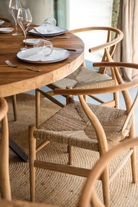 Wishbone Chair Dining Room, Wishbone Chair Dining, Vancouver Apartment, Chill Out, Chairs Dining Room, House Dining Room, Small House Interior, Small House Interior Design, Round Dining Room