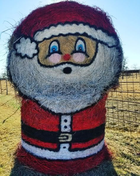 Santa Hay Bale, Hay Bale Christmas Decor, Straw Bale Christmas Decor, Straw Bales Christmas Decor, Hay Bale Decorating Ideas Christmas, Christmas Hay Bale Art, Hay Bale Christmas Tree, Christmas Bales Hay, Christmas Hay Bale Ideas