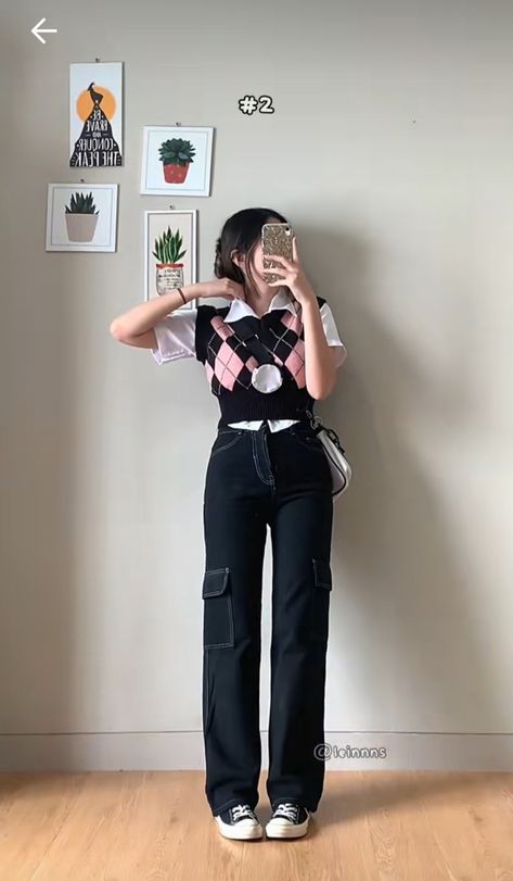 cr to elaine alethea on tiktok (@ on pic) cargo pants outfit casual academic campus fashion Elaine Outfits, Cargo Pants Outfit Casual, Outfit Celana, Campus Fashion, Cargo Outfit, Fit Inspired, Campus Style, Pants Outfit Casual, Cargo Pants Outfit