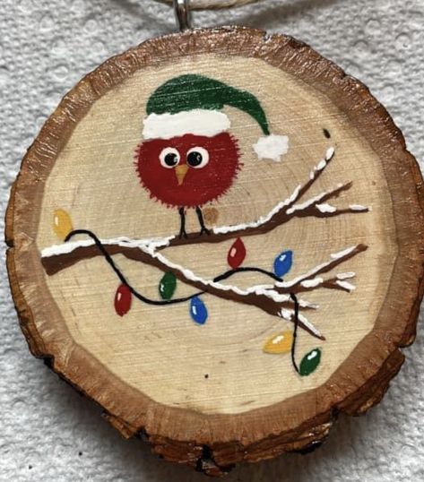 Wood Round Painted Ornaments, Painting Wood Rounds Christmas, Painted Wood Discs Christmas Ornament, Wood Disc Christmas Ornaments, Painted Round Wood Christmas Ornaments, Painted Wood Slices Christmas, Christmas Painting On Wood Slices, Wooden Disk Ornaments, Christmas Ornaments Homemade Painted