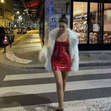 Las Vegas Theme Outfit Ideas, Xmas Fits Aesthetic, Rockstar Christmas Outfit, Night Club Outfit Ideas For Women, London Night Outfit, Glam Christmas Outfit, Christmas Themed Party Outfits, Red Christmas Outfit Aesthetic, Christmas Outfits Aesthetic Party