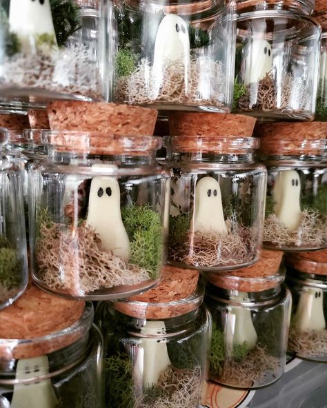 Haustier-Geist in der Flasche - Etsy.de Ghost In Bottle, Ghost In A Jar, Pet Ghost, Mason Jar Terrarium, Jar Terrarium, Autumn Doodles, Witch Ideas, Ghost Friends, Halloween Mason Jars