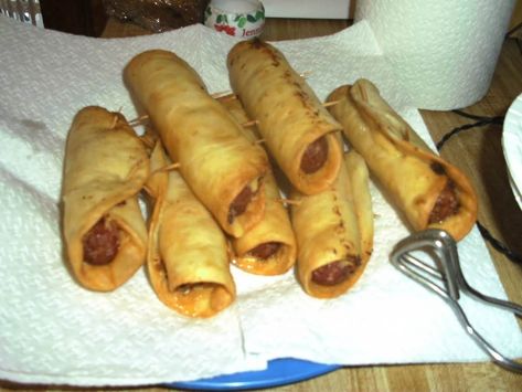 These hotdogs are yummy with salsa, mustard or ketchup, my grandson loves these with ketchup you can serve with spanish rice these are also great when you dont have any hot d Crispy Dogs, Mexican Hot Dogs, Hispanic Dishes, Wrapped Hot Dogs, Hot Dog Toppings, Beef Hot Dogs, Mexican Corn, Corn Tortilla, Corn Cakes