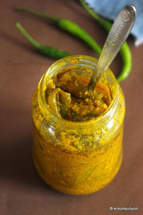 Bengali Foods, Chilli Pickle Recipe, Indian Pickle Recipe, Curry Chili, Green Chilli Pickle, Chilli Pickle, Indian Fast Food, Mixed Pickle, Lime Pickles