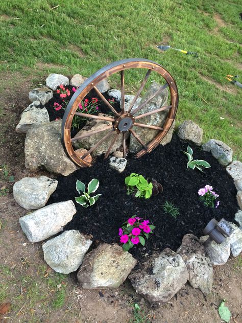 Wagon wheel with flowers for entrance into our home I love this look Wagon Wheel Landscape Ideas, Wagon Wheel Decor Outdoor Garden, Wagon Wheel Decor Outdoor, Recycled Garden Projects, Wagon Wheel Garden, Wagon Wheel Decor, Small City Garden, Garden Wagon, Front Yard Decor