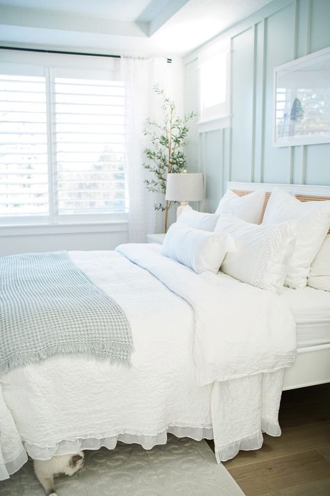 Aqua Master Bedrooms Decor, Beachy Bedroom Minimalist, Coastal Feminine Bedroom, Sage Minimalist Bedroom, Coastal Bed Rooms, Modern Coastal Primary Bedroom, Cottage Master Bedrooms Decor, Montauk Bedroom, Green Coastal Bedroom