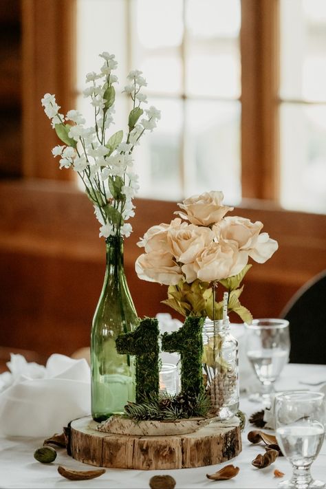 Forest-inspired natural centrepiece ideas from a wedding in Waskesiu Lake, Prince Albert National Park, Saskatchewan, Canada. Tree slice with moss table numbers, birch bark, pine cones, bottles and jars for vases, and silk flowers. Rustic wood slab centerpiece inspiration for woodsy weddings. DIY lake wedding decor and ideas for woodland wedding themes. Waskesiu wedding by Saskatoon wedding photographer Copperblue Photography and Design. #saskatoon #yxe #yxewedding #saskatchewan #waskesiu Forest Table Numbers, Birch Wood Centerpieces, Aussie Wedding, Diy Lake, Birch Wedding Decor, Wood Centerpieces Wedding, Birch Centerpieces, Woodland Wedding Centerpieces, Moss Table