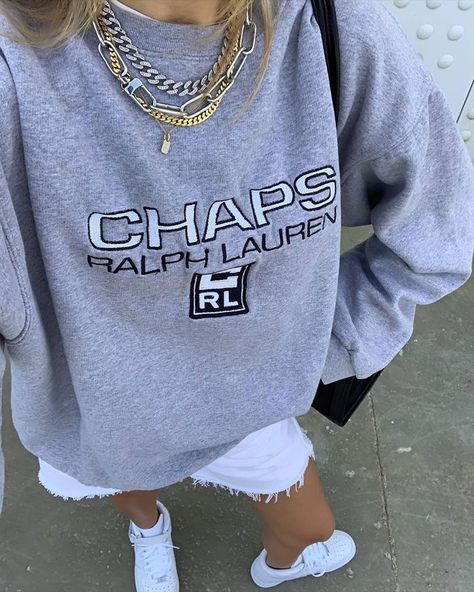 Discover 11 new ways fashion girls are styling their chain necklaces this year. Ralph Lauren Hoodie, Cool Winter, Chaps Ralph Lauren, Winter Trends, Mode Inspo, Look Vintage, Mode Vintage, Mode Inspiration, Looks Vintage