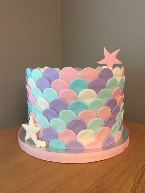 Mermaid Cake Simple Easy, 6 Mermaid Cake, Mermaid Scale Cake, Small Mermaid Cake, Mermaid Cake Diy, Rainbow Mermaid Cake, Mercat Cake, Sea Cake Ideas, Simple Mermaid Birthday Cake