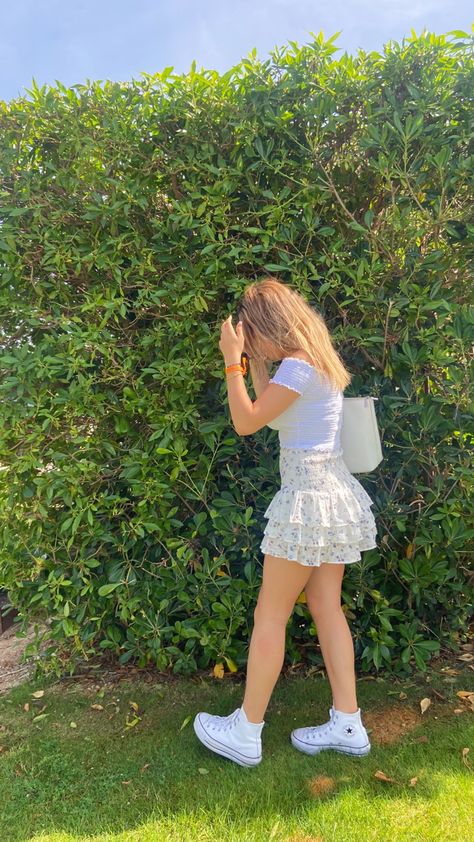 White Floral Skirt Outfit, Outfits Con Converse Blancos, Converse Summer Outfit, Comfy Summer Fits, Flower Skirt Outfit, Converse Outfit Summer, Converse Platforms, High Top Converse Outfits, White Skirt Outfits