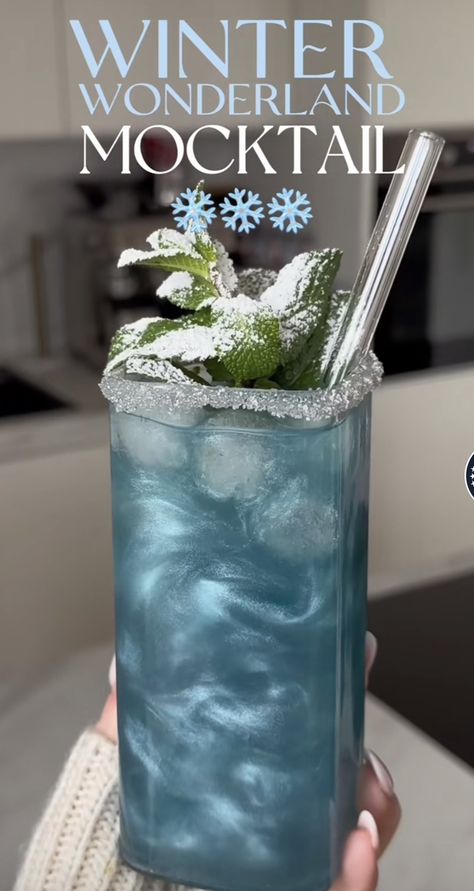 Hello Christmas, Frozen Cocktail Recipes, Iced Drinks Recipes, Pretty Alcoholic Drinks, Drink Recipes Nonalcoholic, Yummy Alcoholic Drinks, Refreshing Drinks Recipes, Diy Drinks, Delicious Drink Recipes