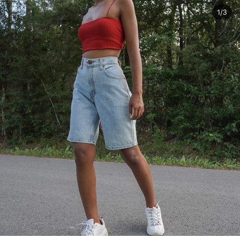 Bermuda Shorts Aesthetic, Long Denim Shorts Outfits, Outfits With Long Jean Shorts, How To Style Long Jean Shorts, Summer Outfits Long Shorts, Long Shorts Outfits Street Style, How To Style Long Shorts, Knee Shorts Outfits, Mid Length Shorts Outfits