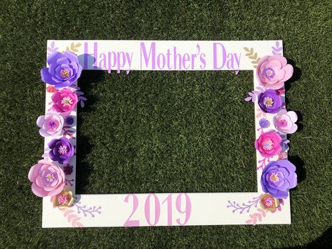 Mother's Day Classroom Decoration Ideas, Mothers Day Frame Ideas, Mothers Day Board, Mother’s Day Classroom Setup, Mothers Day Photo Frame Ideas, Mothers Day Photo Frame Craft, Mother’s Day Popsicle Stick Frame, Mother’s Day Photo Background, Mother’s Day Church Photobooth