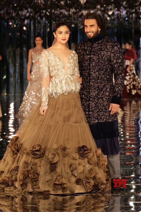 Manish Malhotra Bridal Lehenga, Manish Malhotra Dresses, Manish Malhotra Bridal, Manish Malhotra Lehenga, Elegant Bridal Dress, Bridal Gown Styles, Indian Bridal Dress, Manish Malhotra, Indian Couture