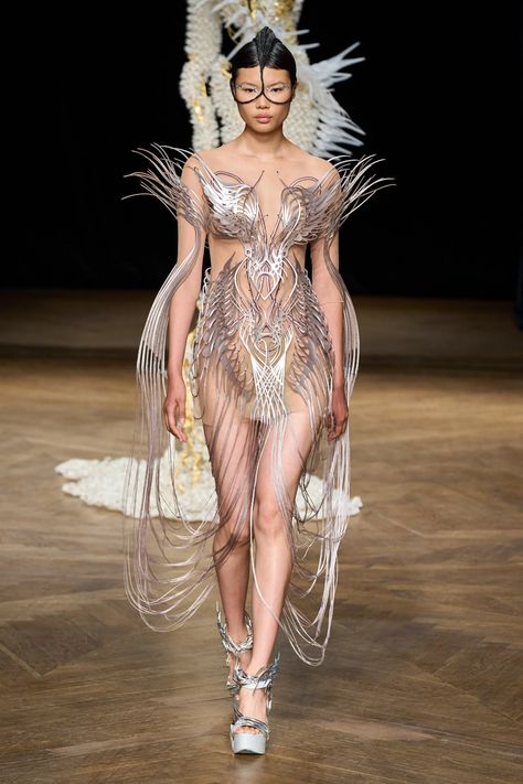 Iris van Herpen Fall 2022 Couture Collection | Vogue Alien Couture, Iris Van Herpen Couture, Fall 2022 Couture, 2022 Couture, Iris Van Herpen, Futurism, Fall 2022, Runway Collection, Fashion Show Collection