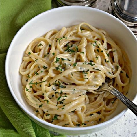 Pasta With Pork Tenderloin, Creamy Garlic Parmesan Pasta, Fettuccine Carbonara, Garlic Parmesan Pasta, Small Town Woman, Resep Pasta, Chicken Roasted, Italian Chopped Salad, Easy Chicken Parmesan