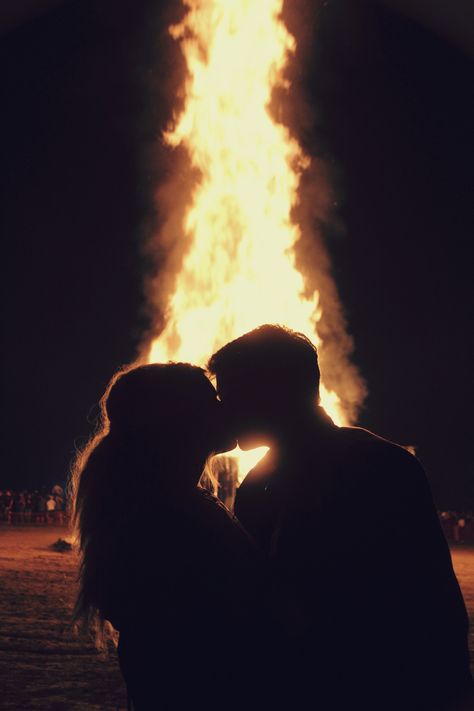 Couple Bonfire Aesthetic, Bonfire Aesthetic Couple, Fire Love Aesthetic, Bonfire Engagement Pictures, Couple Bonfire, Camp Romance, Bonfire Aesthetic, Camping Ideas For Couples, Immortals After Dark