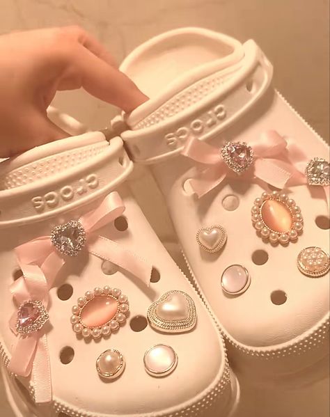 Xiaohongshu Crocs, Coquette Crocs, White Crocs With Pink Jibbitz, Pink Croc Inspiration, Pink Crocs With Hello Kitty Charms, Shoes Coquette, Aesthetic Crocs, Crocs Aesthetic, Crocs Pink