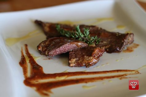 Here's our recipe for horse steak, enriched with mustard and thyme: it is an excellent dish for those who don’t like classic pork chops. Meat Main Dishes, Horse Meat, Meat Steak, Skirt Steak, Steak Recipes, Meat Dishes, Pork Chops, Meat Recipes, Thyme