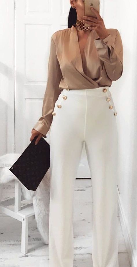 b29eed44276144e4e8103a661f9a78b7 Elegant Outfit Ideas, White Pants, Elegant Outfit, Outfit Ideas, Summer Outfits, Mirror, For Women, Pants, Gold