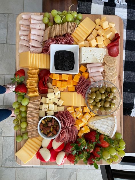 Second attempt at a charcutterie board, drawing inspiration from all of pinterest! Cutlery Board Ideas, Shakudery Board, Charcuterie Board Picnic Ideas, Cutery Board Ideas, Cutchurie Board Ideas, Sharcoutery Board, Sharcudery Board, Cutlery Board Food Ideas, Chips Charcuterie Board