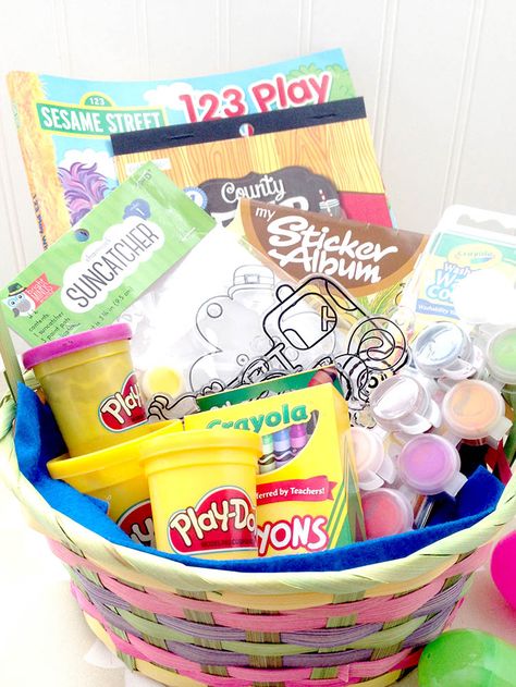 Lots of ideas for thrifty DIY gift baskets! These creative and thoughtful gifts are perfect for families, kids, and events like bridal showers. Thrifty, cheap Dollar Store ideas too! #diy #diygifts Family Gift Baskets, Creative Gift Baskets, Homemade Gift Baskets, Raffle Basket, Boyfriend Gift Basket, Kids Gift Baskets, Kids Baskets, Gift Baskets For Men, Raffle Baskets