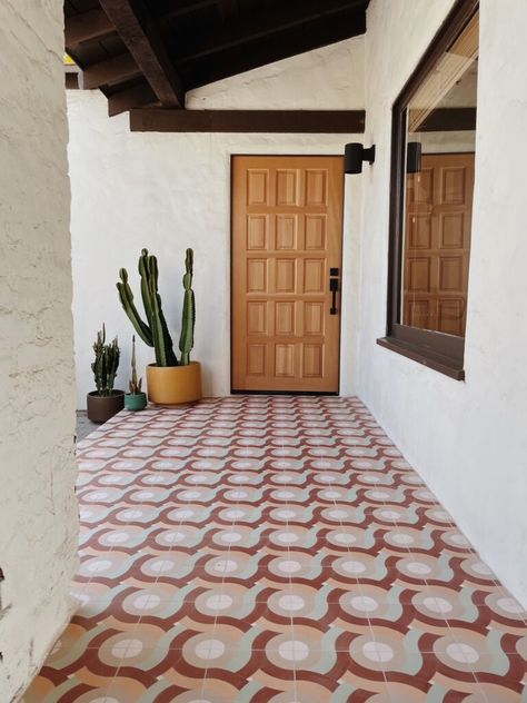 Spanish Bungalow Exterior, California Spanish Style Homes, California Spanish Style Interior, Spanish Bungalow Interior, Desert House Exterior, California Spanish Bungalow, Spanish Bungalow Kitchen, Tiled Entryway, Modern Spanish Interior Design